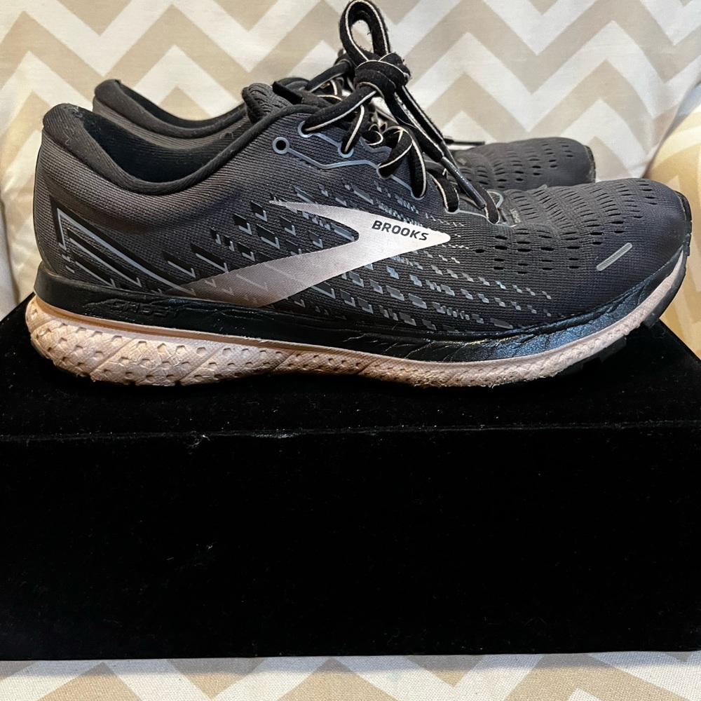 Brooks Ghost 13 size 9 gray and pink sneakers - Picture 4 of 9